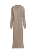 Rippendes, langärmliges Kleid in Beige, mit hohem Kragen und figurbetonter Silhouette, in solider Textur und bodenlangem Design.