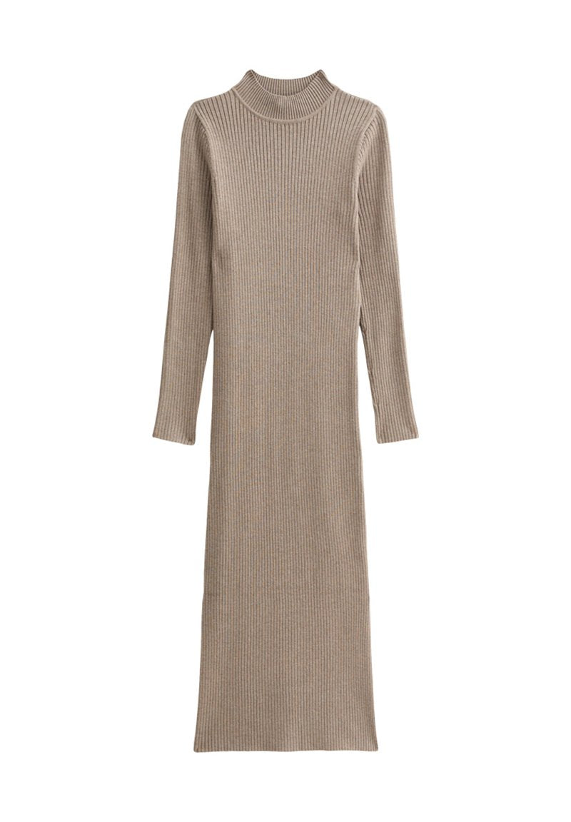 Rippendes, langärmliges Kleid in Beige, mit hohem Kragen und figurbetonter Silhouette, in solider Textur und bodenlangem Design.