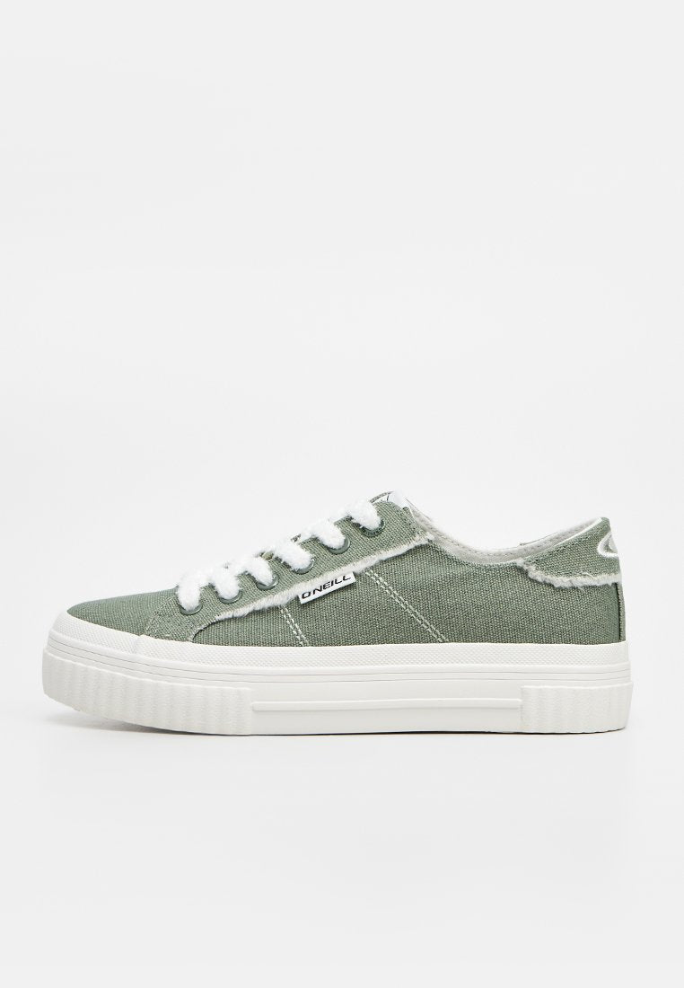 Grüner Low-Top-Leinenschuh mit ausgefransten Kanten, weißen Schnürsenkeln, weißer dicker Gummisohle und kleinem O'Neill-Logo an der Seite.