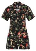 Schwarzer, kurzärmeliger Jumpsuit mit lebhaften roten und grünen Blattmustern, einem Kragen und einer taillierten Silhouette mit goldenen Knopf-Details.