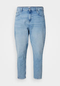 Hellblaue Denim-Jeans mit geradem Schnitt, mittlerer Taille, Fünf-Taschen-Design und leicht zulaufenden Beinen. Weiche, glatte Textur.