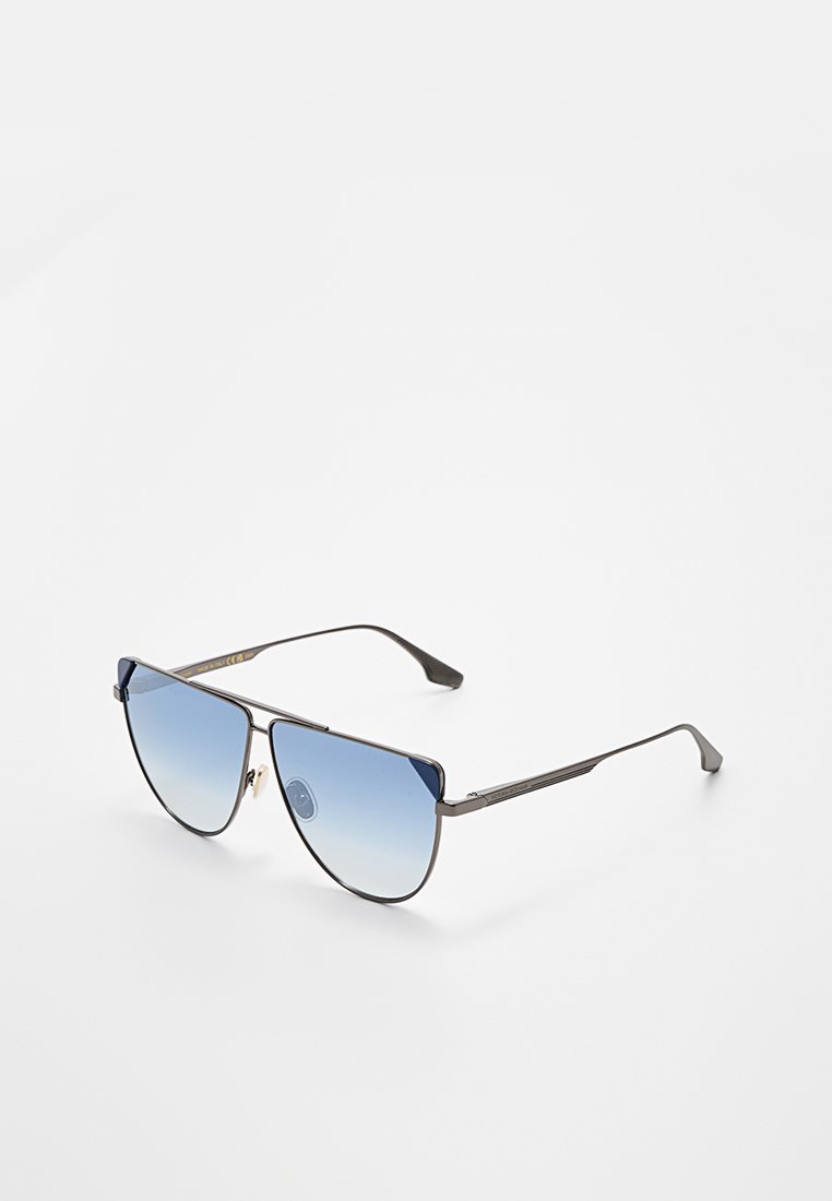 Metallrahmen-Aviator-Sonnenbrille mit gradienten blauen Gläsern und verstellbaren Nasenpolstern, die auf einer weißen Oberfläche liegen.