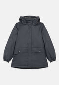 Dunkelgraue wasserdichte Jacke mit Kapuze, elastischen Bündchen, zwei Fronttaschen und Druckknopfverschluss. Gefüttert mit einem karierten Muster.