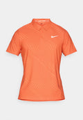 Oranges Polohemd mit einer strukturierten Wellenmuster, kurzen Ärmeln und einem Kragen, mit einem weißen Nike-Logo auf der linken Brust.