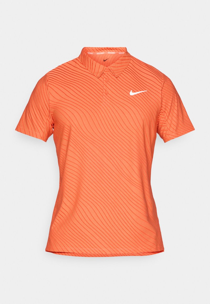 Oranges Polohemd mit einer strukturierten Wellenmuster, kurzen Ärmeln und einem Kragen, mit einem weißen Nike-Logo auf der linken Brust.