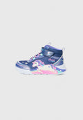 Hochwertige Sneakers in Blau mit glitzernder Textur. Mit einem Einhorn-Graphic in Rosa und Weiß an der Seite, verstellbarem Riemen und Schnürsenkeln.