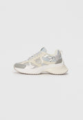 Chunky Sneakers in Beige und Silber aus Mesh- und Synthetikmaterialien, mit einer gemusterten Zunge, strukturierten Akzenten und einer dicken weißen Sohle.