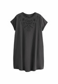 Dunkelgraues T-Shirt-Kleid mit kurzen Ärmeln, das bestickte Blumenmuster und Spitze um den Ausschnitt und den Brustbereich aufweist.