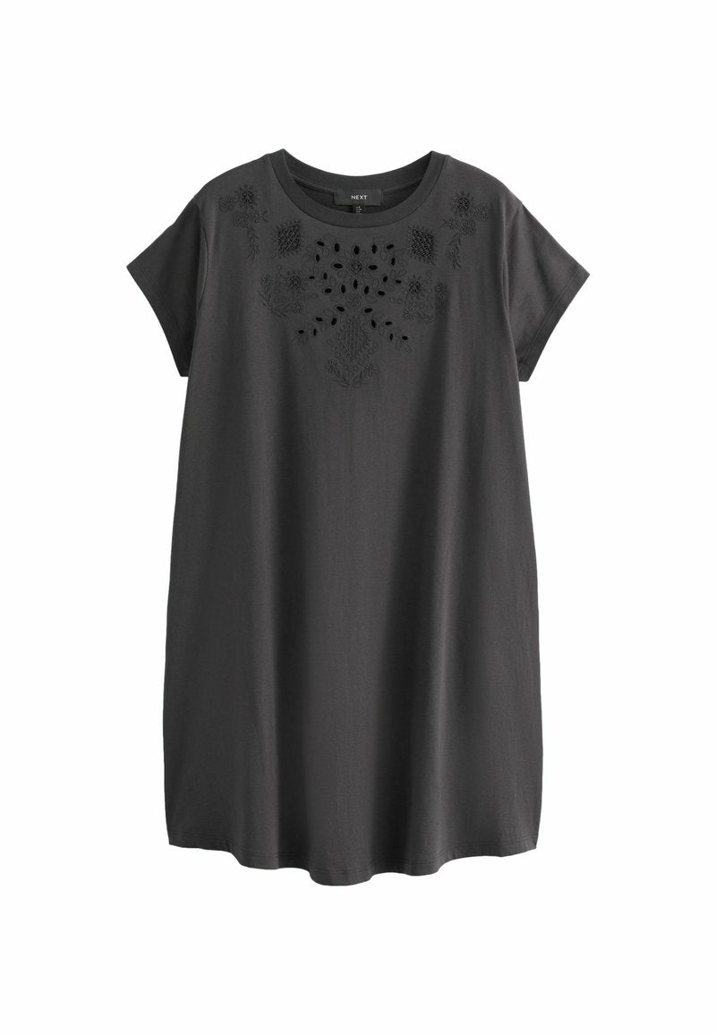 Dunkelgraues T-Shirt-Kleid mit kurzen Ärmeln, das bestickte Blumenmuster und Spitze um den Ausschnitt und den Brustbereich aufweist.