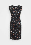 Schwarzes Kleid mit kurzen Ärmelchen, versehen mit einem floralen Muster in Rot, Blau und Beige. Entworfen mit einer taillierten Silhouette und Raffung.