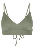 Olivgrüner Bralette mit dünnen, verstellbaren Trägern und einem vorn gebundenen Detail, ausgestattet mit einem kleinen rosegoldenen Markentag auf der linken Cup-Seite.