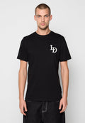 Schwarzes Baumwoll-T-Shirt mit kurzen Ärmeln und Rundhalsausschnitt. Mit einem weißen Logo auf der linken Brustseite. Glatte Textur, legere Passform.
