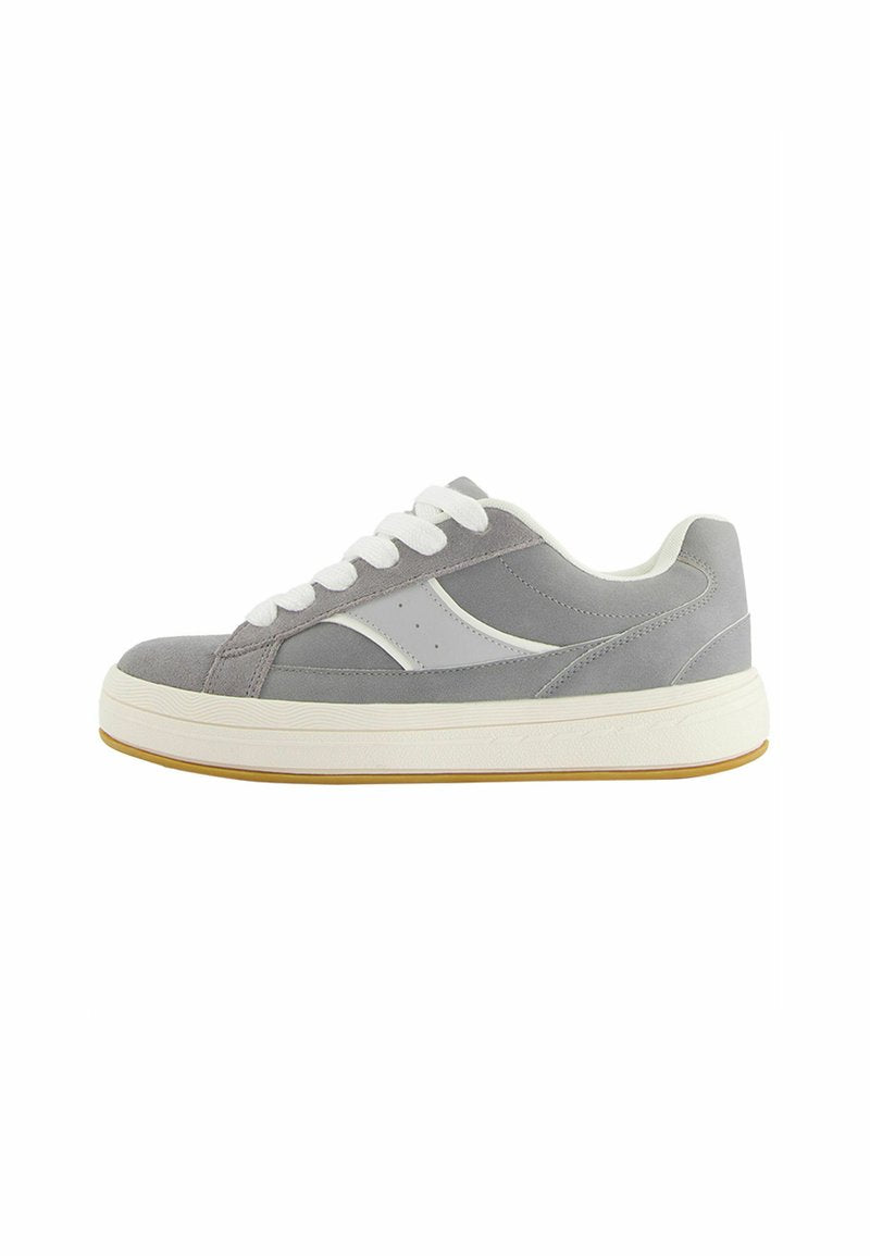 Graue Wildleder-Sneaker mit weißen Akzenten, runder Zehenform und weißen Schnürsenkeln; verfügt über eine strukturierte Gummisohle und ein minimalistisches Design.