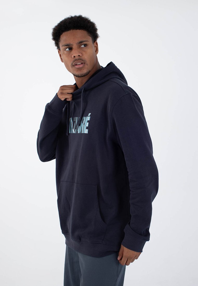 Marineblaue Kapuzenjacke mit einer Vordertasche, aus strukturiertem Stoff und mit einem bedruckten Logo über der Brust. Das Design umfasst eine Kapuze mit Kordelzug.