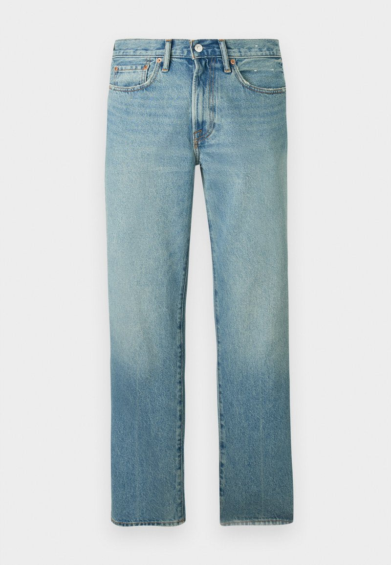 Hellblaue Denim-Jeans mit geradem Schnitt, sichtbaren Nähten und einem verblassten Muster. Verfügt über einen Knopfverschluss und fünf Taschen.