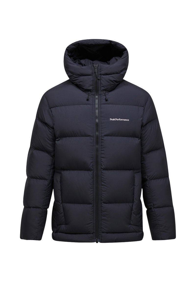 Marineblaue Steppjacke mit hohem Kragen, Reißverschlussverschluss und gefüllten Segmenten zur Isolierung. Mit "Peak Performance"-Logo auf der Brust.