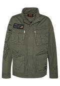 Olivgrüne, militärisch inspirierte Jacke aus Baumwollmischung, ausgestattet mit mehreren Fronttaschen, Reißverschlussöffnungen sowie bedruckten Aufnähern mit Text und Grafiken.