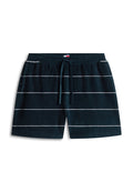 Marineblaue Terrycloth-Shorts mit weißen horizontalen Streifen, elastischem Bund und vorderem Kordelzug.