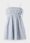 Blau-weiß kariertes Kleid mit gerafftem Oberteil, dünnen Trägern und einem schwingenden Rock, aus leichtem Stoff gefertigt. Mit Kordelzugdetails.