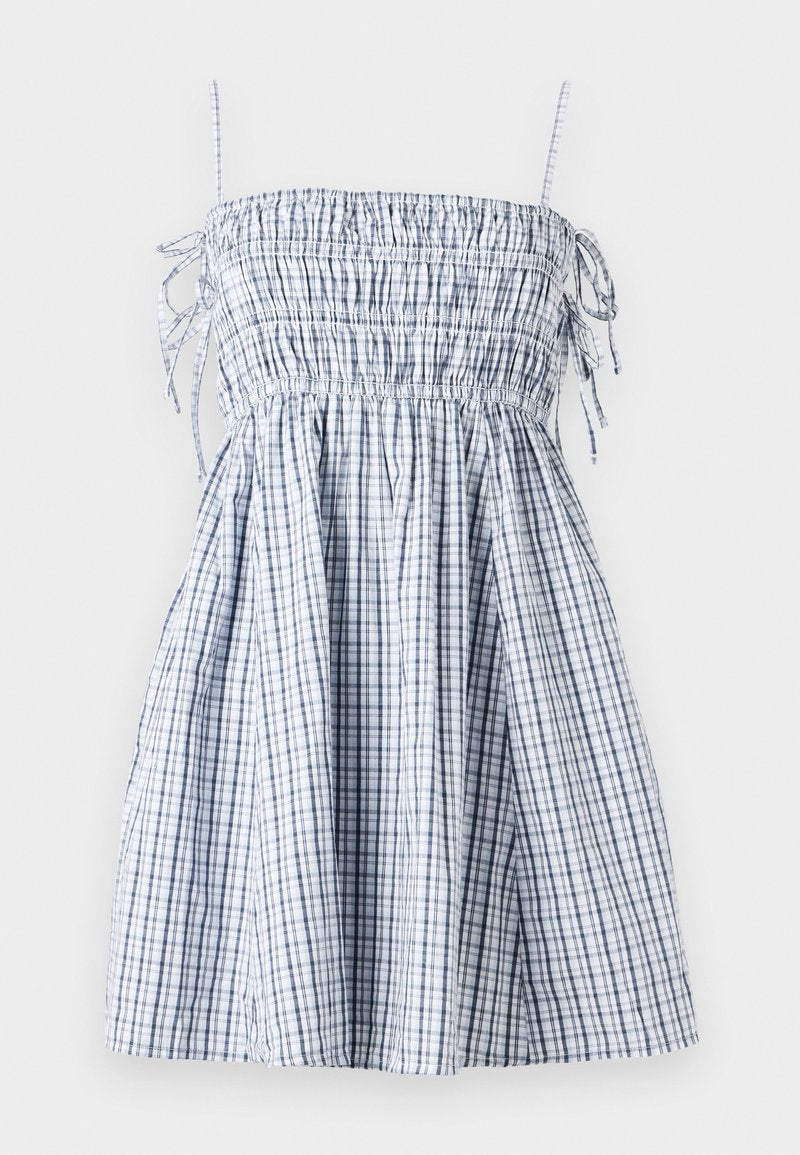 Blau-weiß kariertes Kleid mit gerafftem Oberteil, dünnen Trägern und einem schwingenden Rock, aus leichtem Stoff gefertigt. Mit Kordelzugdetails.