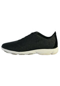 Schwarze Sportschuhe mit einem hexagonalem Mesh-Obermaterial, schlankem Design und einer weißen Gummisohle. Minimalistischer Stil mit subtiler Texturierung auf der Rückseite.