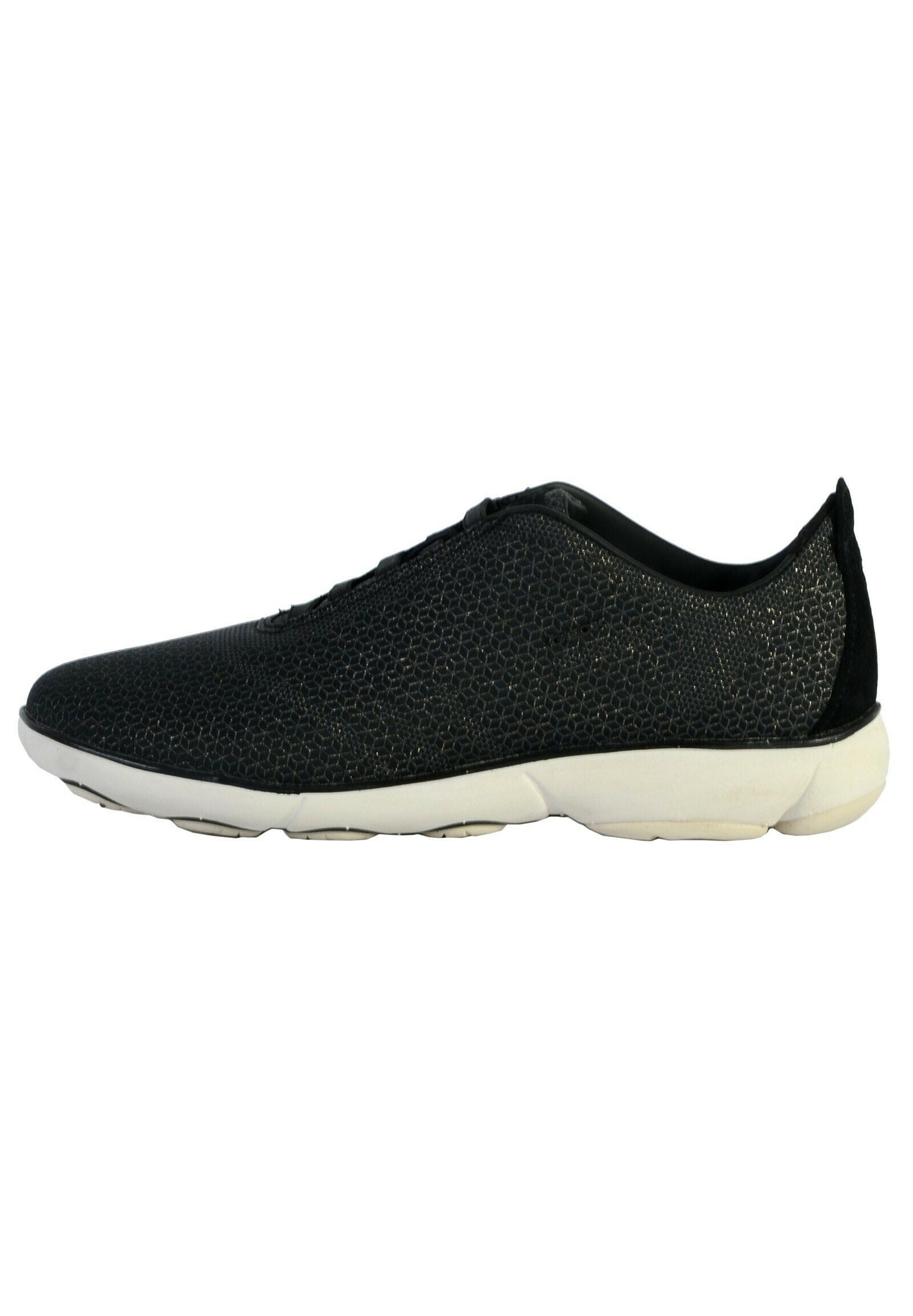 Schwarze Sportschuhe mit einem hexagonalem Mesh-Obermaterial, schlankem Design und einer weißen Gummisohle. Minimalistischer Stil mit subtiler Texturierung auf der Rückseite.