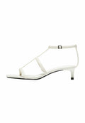 Weiße Absatzsandalen mit einem geflochtenen Design, einem sicheren Knöchelriemen und einem niedrigen, klaren Blockabsatz. Glatte Textur mit einer quadratischen Zehenpartie.