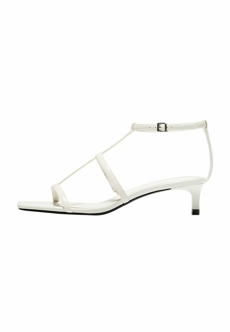Weiße Absatzsandalen mit einem geflochtenen Design, einem sicheren Knöchelriemen und einem niedrigen, klaren Blockabsatz. Glatte Textur mit einer quadratischen Zehenpartie.