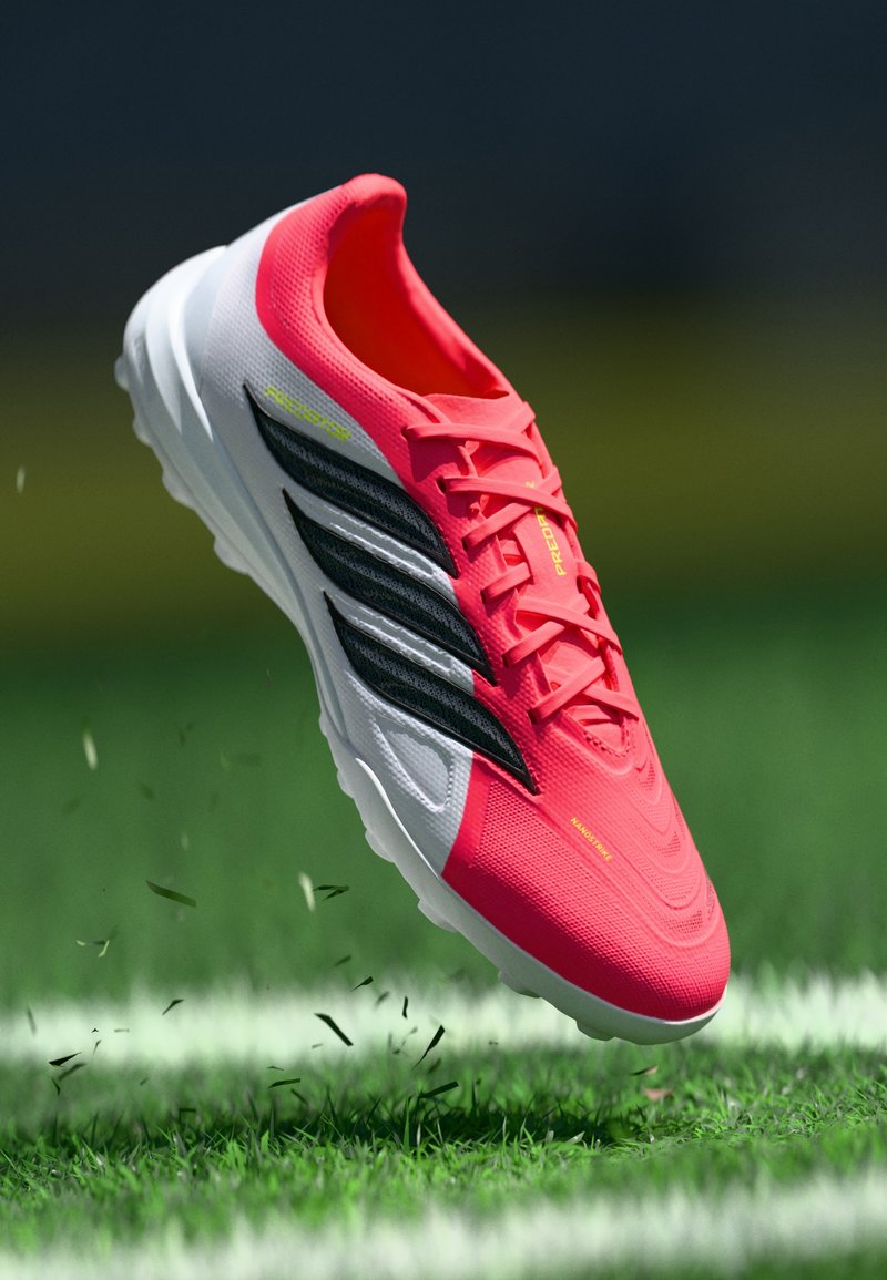 PREDATOR LEAGUE TURF Media 1