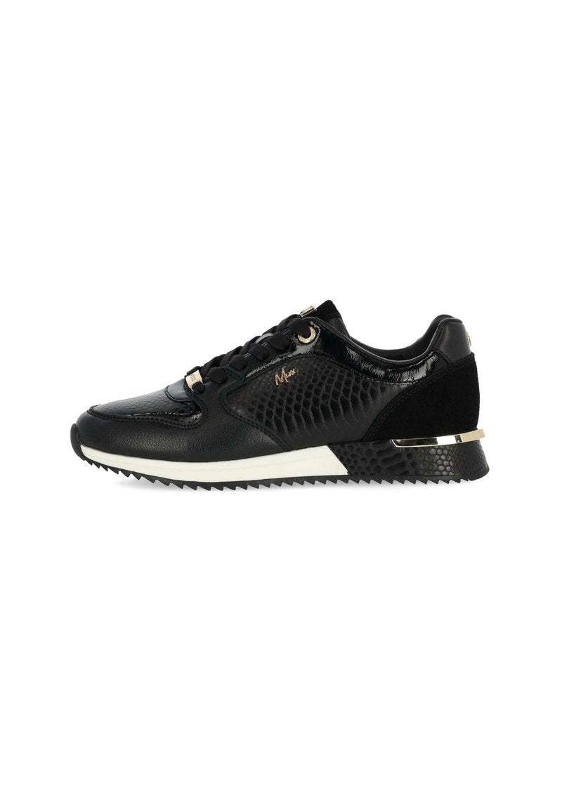 Schwarze Sneaker aus Lackleder und strukturierten Einsätzen. Mit Schnürdesign, goldenen Akzenten und einer kontrastierenden weißen Sohle mit Profilrillen.