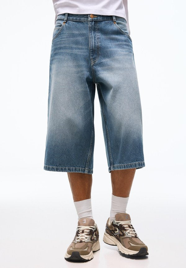 Bershka SUPER  BAGGY - BERMUDA  - Denim shorts - light blue