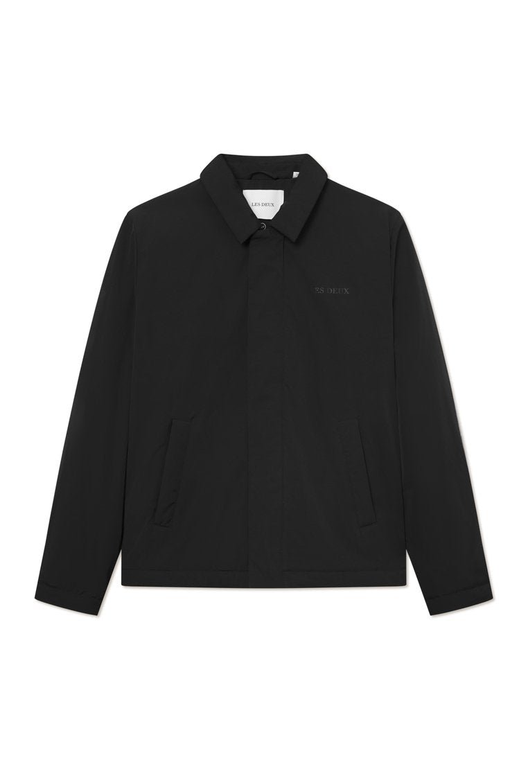Schwarze leichte Jacke mit Kragen, vorderem Knopfverschluss und zwei seitlichen Taschen. Mit einem dezenten Logo auf der Brust.