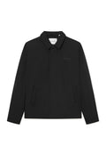 Schwarze leichte Jacke mit Kragen, vorderem Knopfverschluss und zwei seitlichen Taschen. Mit einem dezenten Logo auf der Brust.
