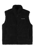 Schwarze Fleece-Weste mit hohem Kragen, Reißverschluss vorne und zwei Seitentaschen. Sie verfügt über eine strukturierte Oberfläche und ein eingeprägtes Logo auf der linken Brust.