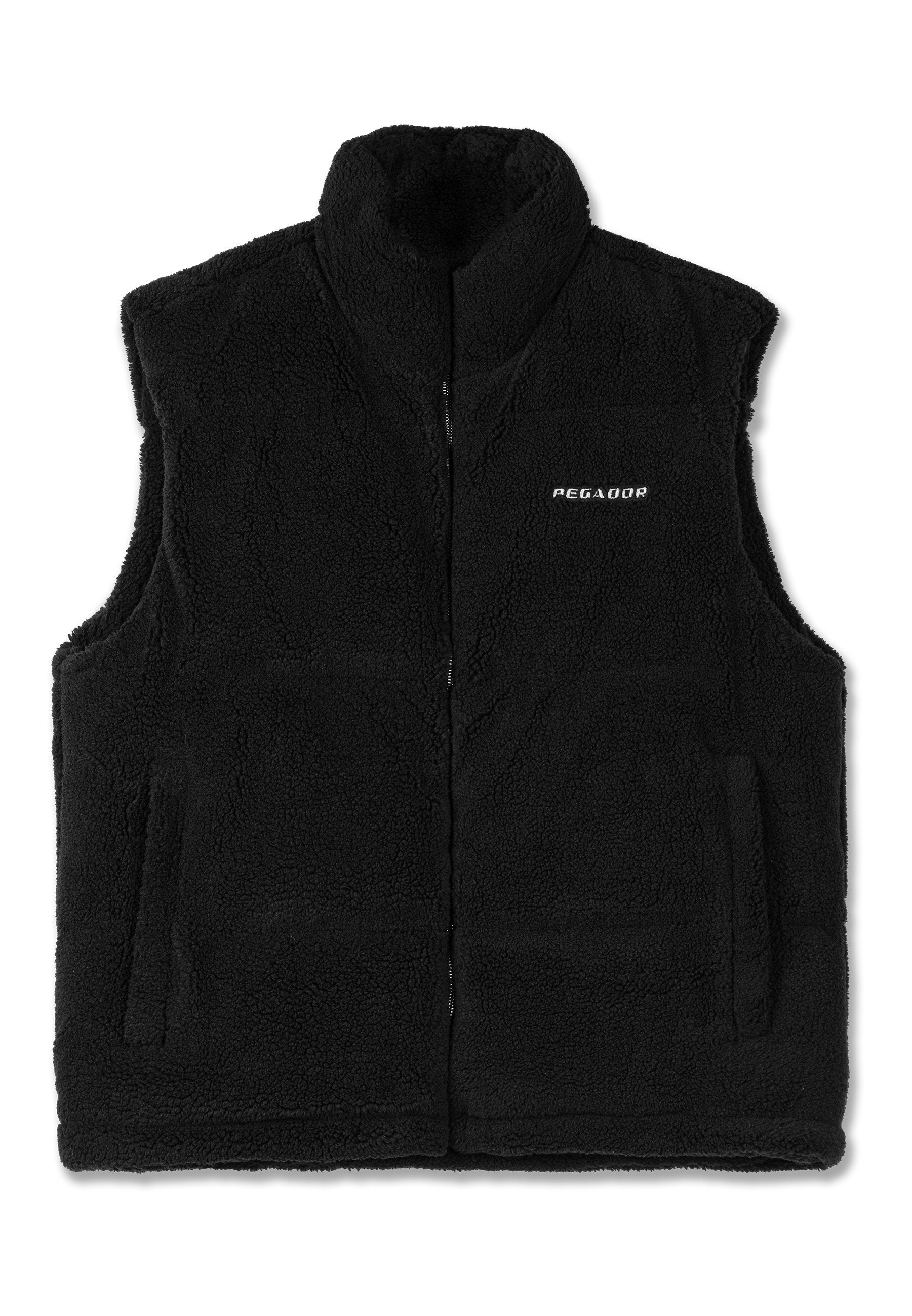 Schwarze Fleece-Weste mit hohem Kragen, Reißverschluss vorne und zwei Seitentaschen. Sie verfügt über eine strukturierte Oberfläche und ein eingeprägtes Logo auf der linken Brust.