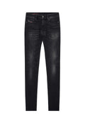 Schwarze Denim-Skinny-Jeans mit dezentem Verblassen. Verfügt über einen Knopfverschluss, fünf Taschen und kontrastierende rote Steppnähte.