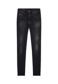 Schwarze Denim-Skinny-Jeans mit dezentem Verblassen. Verfügt über einen Knopfverschluss, fünf Taschen und kontrastierende rote Steppnähte.
