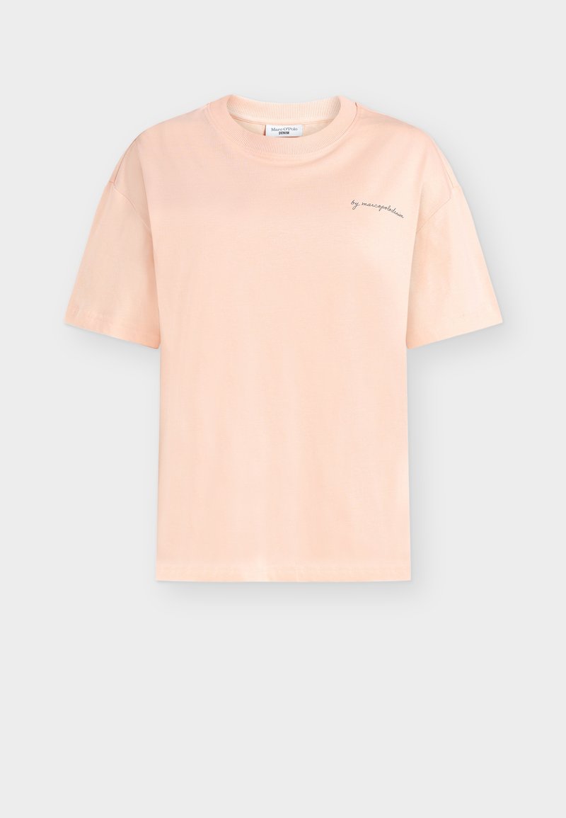 Hell pfirsichfarbenes T-Shirt mit kurzen Ärmeln und Rundhalsausschnitt, mit kleinem kursivem Text "by marcopolosdenim" auf der oberen linken Brust.