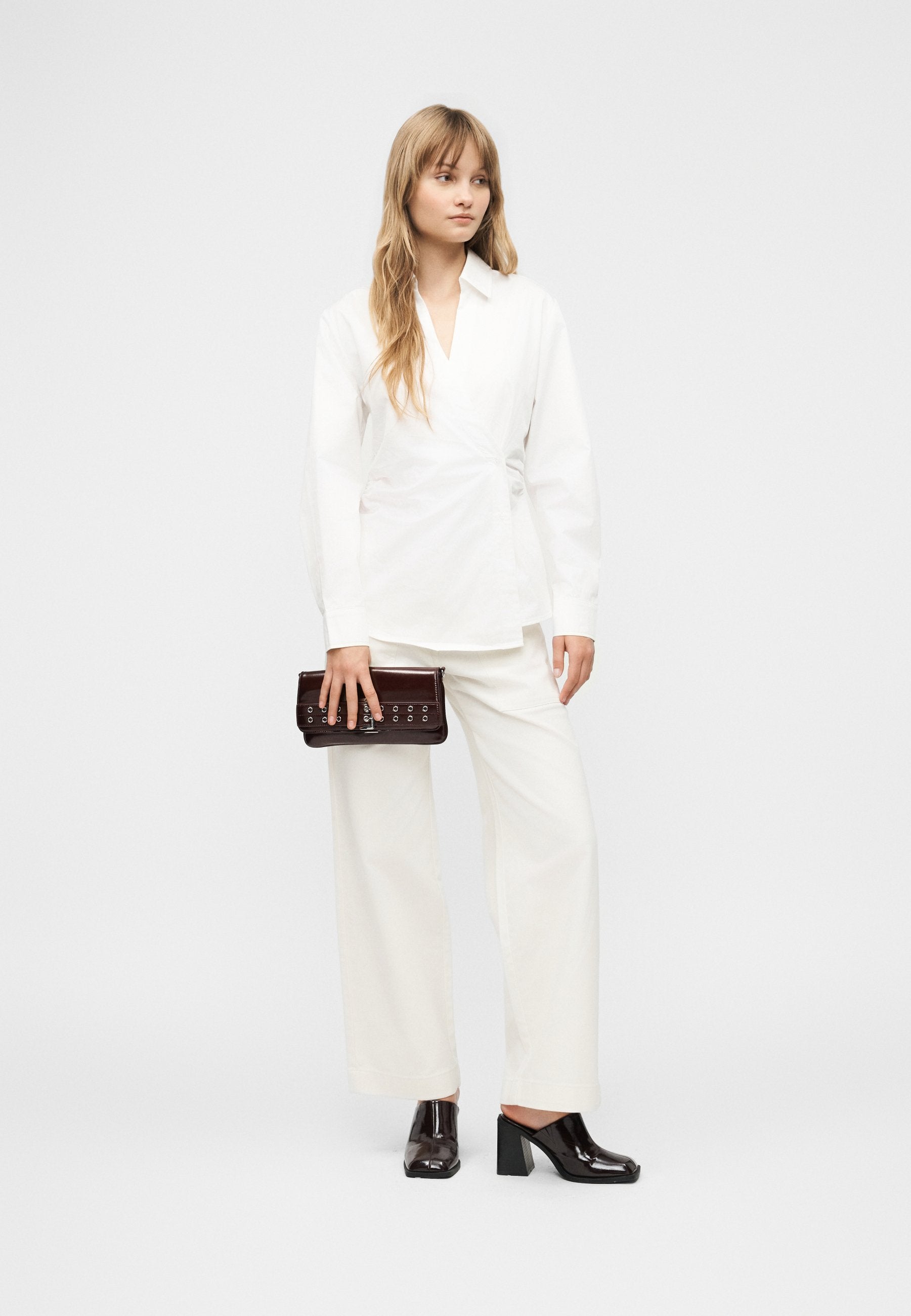 Selected SLWFIA FITTED ASYMETRIC V NECK SHIRT