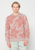 Rot-weiß gestreifter Strickpullover mit Rundhalsausschnitt, einem gemusterten Design und gerippten Bündchen an Ärmeln und Saum, kombiniert mit hellblauen Jeans aus Denim.