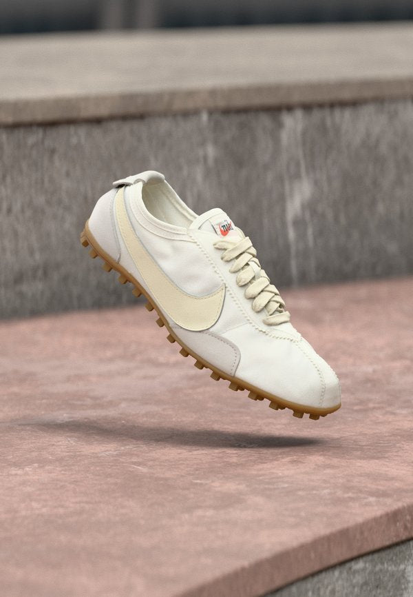 Nike Sportswear MOON SHOE OG - Trainers - summit white/soft pearl/light brown