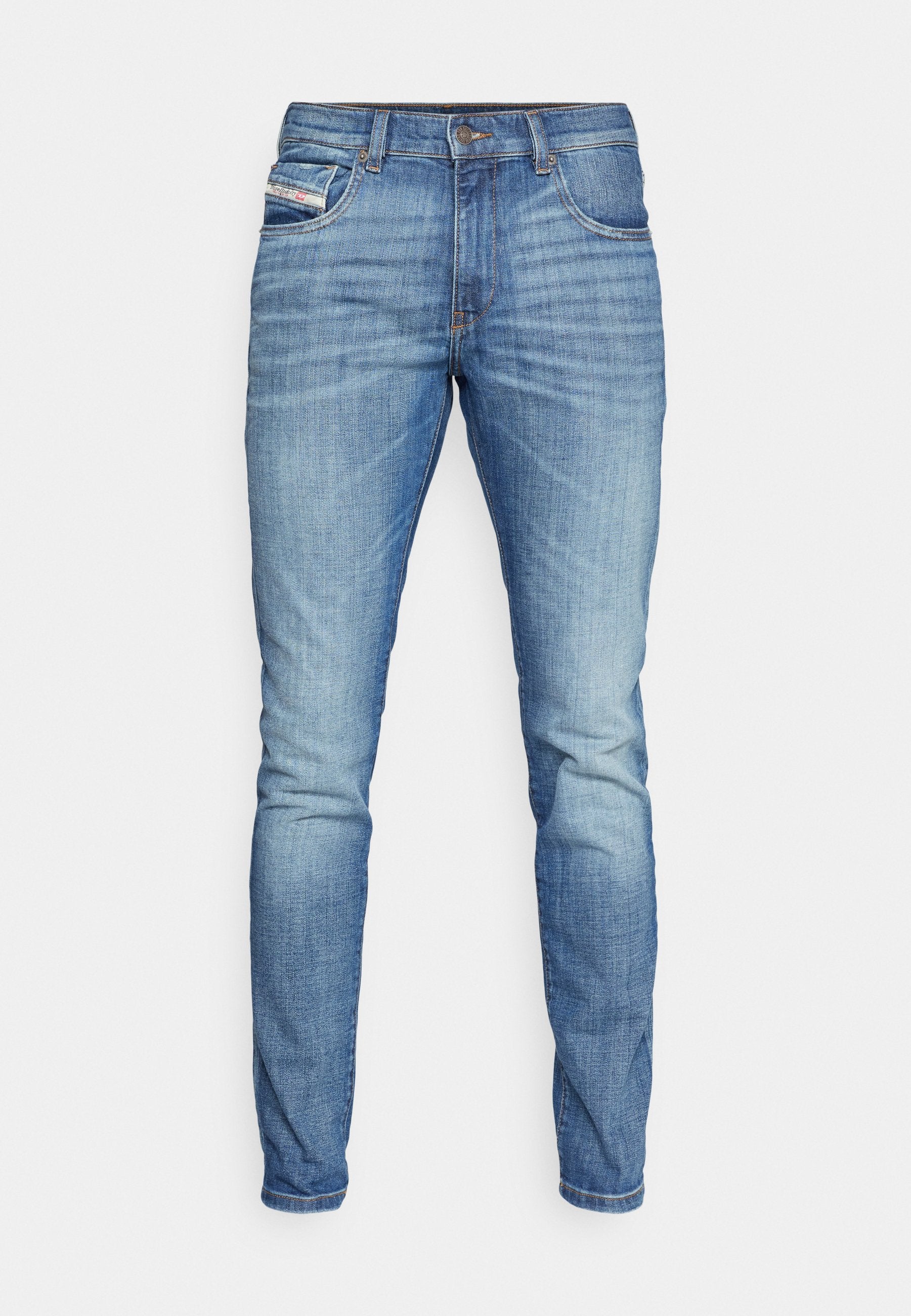 Hellblaue Jeans aus Denim, mit schlanker Passform, fünf Taschen-Design und dezentem Whiskering an den Oberschenkeln. Auffällige Stickdetails.