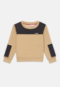 Beige Langarmhemd mit schwarzen Brust- und Ellbogenpatches, kleiner Brusttasche und "HUGO"-Logo auf der Brust sowie dem Etikett am Kragen.
