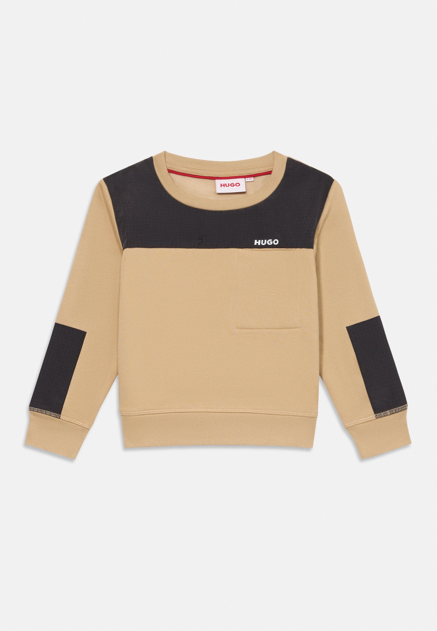Beige Langarmhemd mit schwarzen Brust- und Ellbogenpatches, kleiner Brusttasche und "HUGO"-Logo auf der Brust sowie dem Etikett am Kragen.
