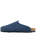 Jeansblaue Slipper aus Kork mit Gummi-Sohle, runder Zehenpartie und offenem Design an der Rückseite, strukturierte Oberfläche.