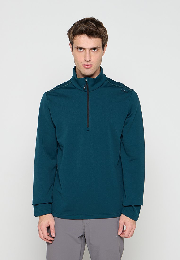 Türkisfarbener Pullover mit Viertel-Reißverschluss aus weichem Stoff und langen Ärmeln. Verfügt über einen Reißverschluss und ein dezentes Logo auf der Brust, kombiniert mit grauer Hose.