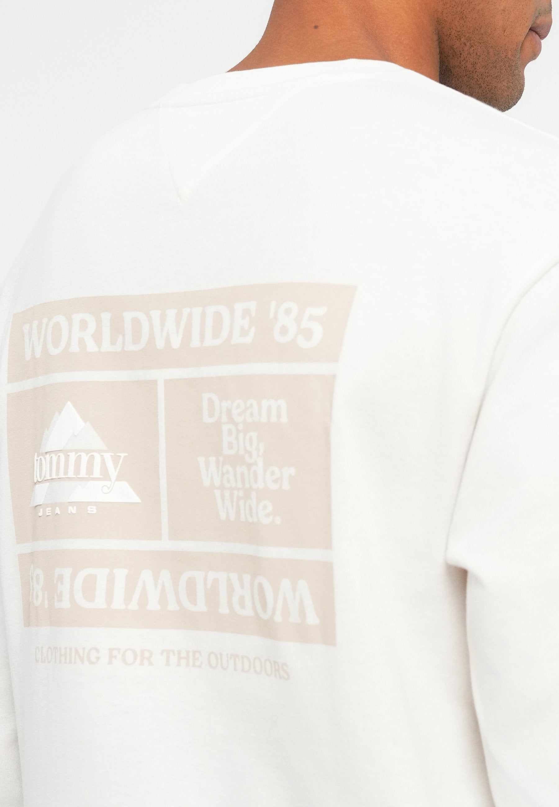 Tommy Jeans BACK GRAPHIC RELAXED LONG SLEEVE T-SHIRT