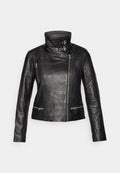 Schwarze Leder-Motorradjacke mit hohem Kragen, asymmetrischem Reißverschluss und zwei Reißverschlusstaschen. Strukturierte Oberfläche, taillierte Passform.