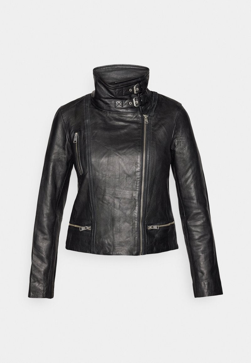 Schwarze Leder-Motorradjacke mit hohem Kragen, asymmetrischem Reißverschluss und zwei Reißverschlusstaschen. Strukturierte Oberfläche, taillierte Passform.