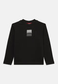 Schwarzes Langarm-T-Shirt aus Baumwolle, mit einem quadratischen grauen Logo, auf dem "HUGO" in Schwarz steht. Rundhalsausschnitt und weicher Stoff.